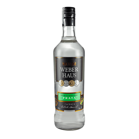 Garrafa de Cachaça Prata Weber Haus 700ml, filtrada com carvão ativado e armazenada em tanques de inox durante um ano, em fundo branco.