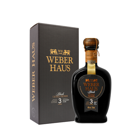 Garrafa de Cachaça Weber Haus Premium Black 3 Anos 750ml, com a caixa, envelhecida em carvalho francês e bálsamo.