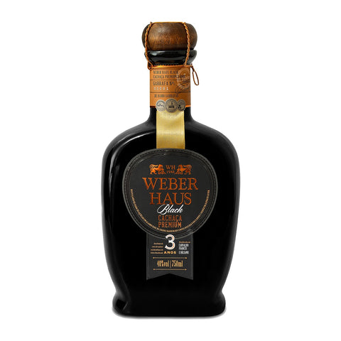 Garrafa de Cachaça Weber Haus Premium Black 3 Anos 750ml, envelhecida em carvalho francês e bálsamo.