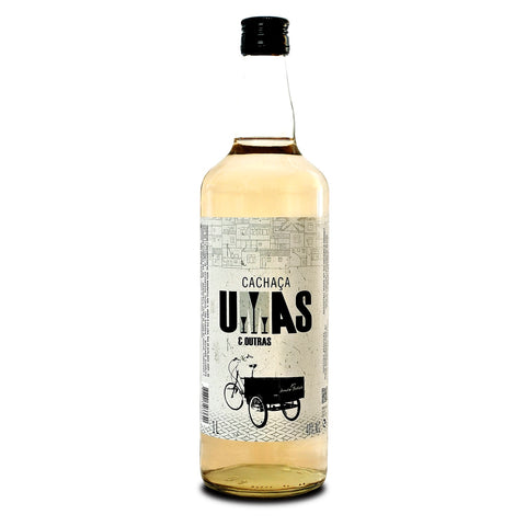 Garrafa de Cachaça Umas e Outras 1 litro, composta por Cachaça Prata com toques de Amburana e Canela Sassafrás.