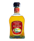 Cachaça Velho Pescador Ouro 750ml em fundo branco.