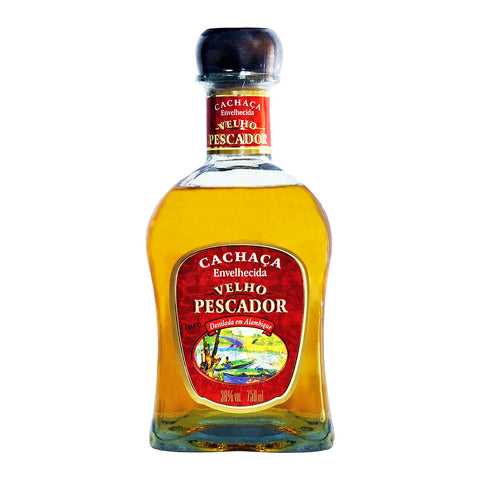 Cachaça Velho Pescador Ouro 750ml em fundo branco.