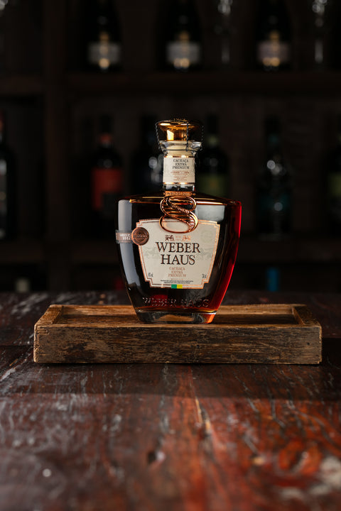 Garrafa de Cachaça Extra Premium Weber Haus 8 Anos.