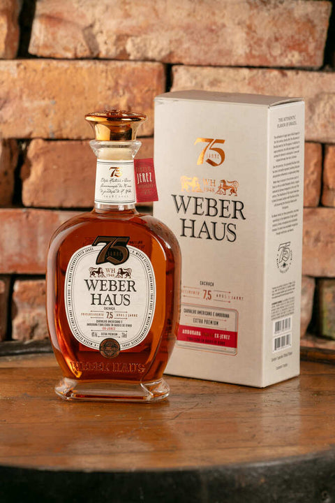 Garrafa de Cachaça Extra Premium Weber Haus 7,5 Anos 750ml com embalagem.