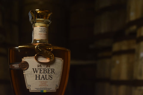 Garrafa de Cachaça Extra Premium Weber Haus 8 Anos, edição limitada.