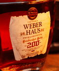 Detalhe da garrafa de Cachaça Extra Premium Weber Haus 200 Anos Imigração.