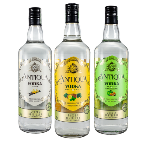 Combo Vodka Antiqua contendo três garrafas: Vodka Maçã Verde e Limão Siciliano, Vodka Abacaxi com Hortelã e Vodka Vanilla, dispostas lado a lado.