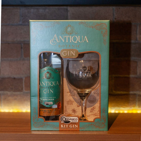 Kit Gin Antiqua com Taça, contendo uma garrafa de Gin de 1000ml e uma taça de vidro de 600ml.