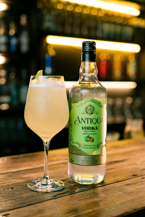 Vodka Antiqua Maçã Verde e Limão Siciliano Weber Haus servida em um drink.