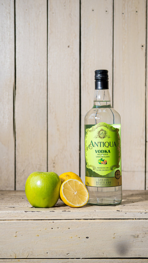 Vodka Antiqua Maçã Verde e Limão Siciliano Weber Haus ambientada com frutas.